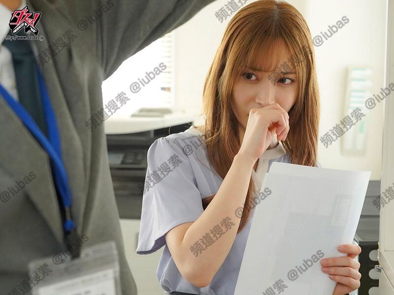 Alice Redlips 卷发性感的黑发女郎用力吮吸大鸡巴 湿口交
